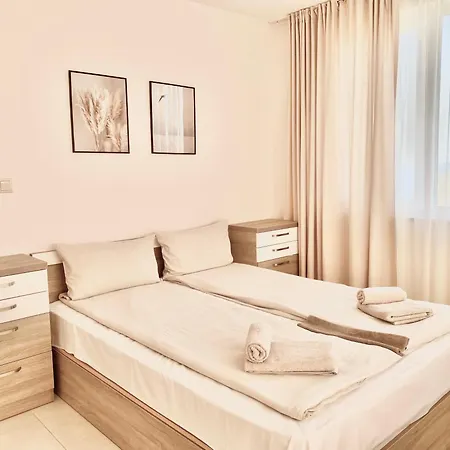 In Complex Atia צ'רנומורץ